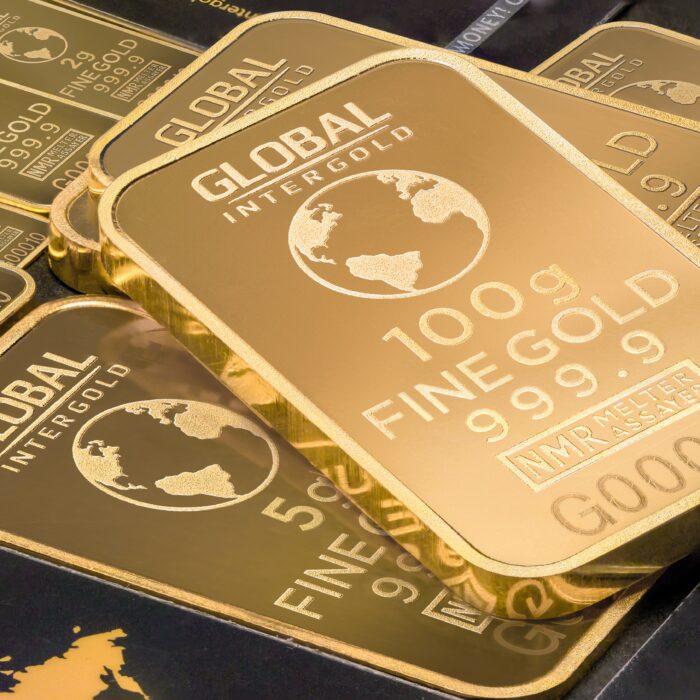 Kimalteleva kultaharkko kuvastaa kullan ajatonta arvoa ja sen merkitystä maailmanmarkkinoilla.